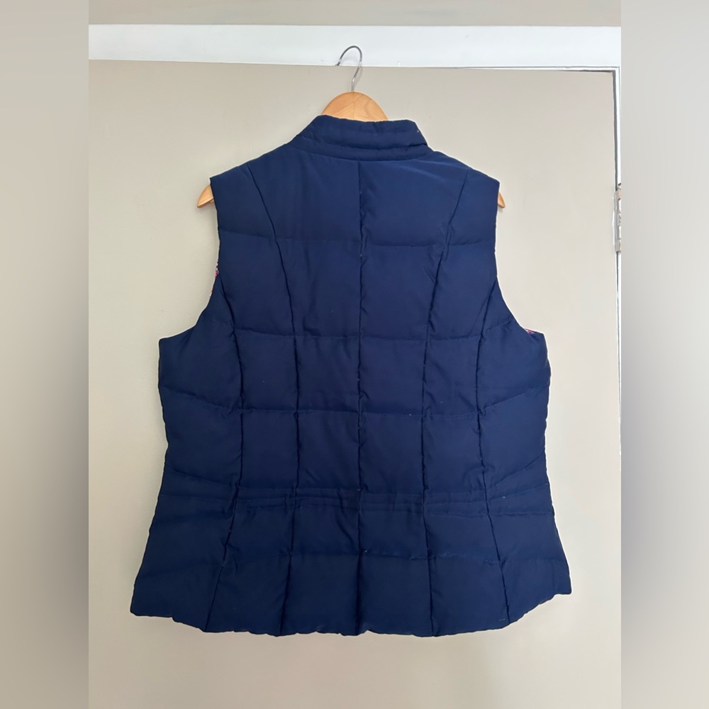 Lilly Pulitzer Reversible Puffer Vest in True Navy/Paisley - Size XL - Picture 3 of 9